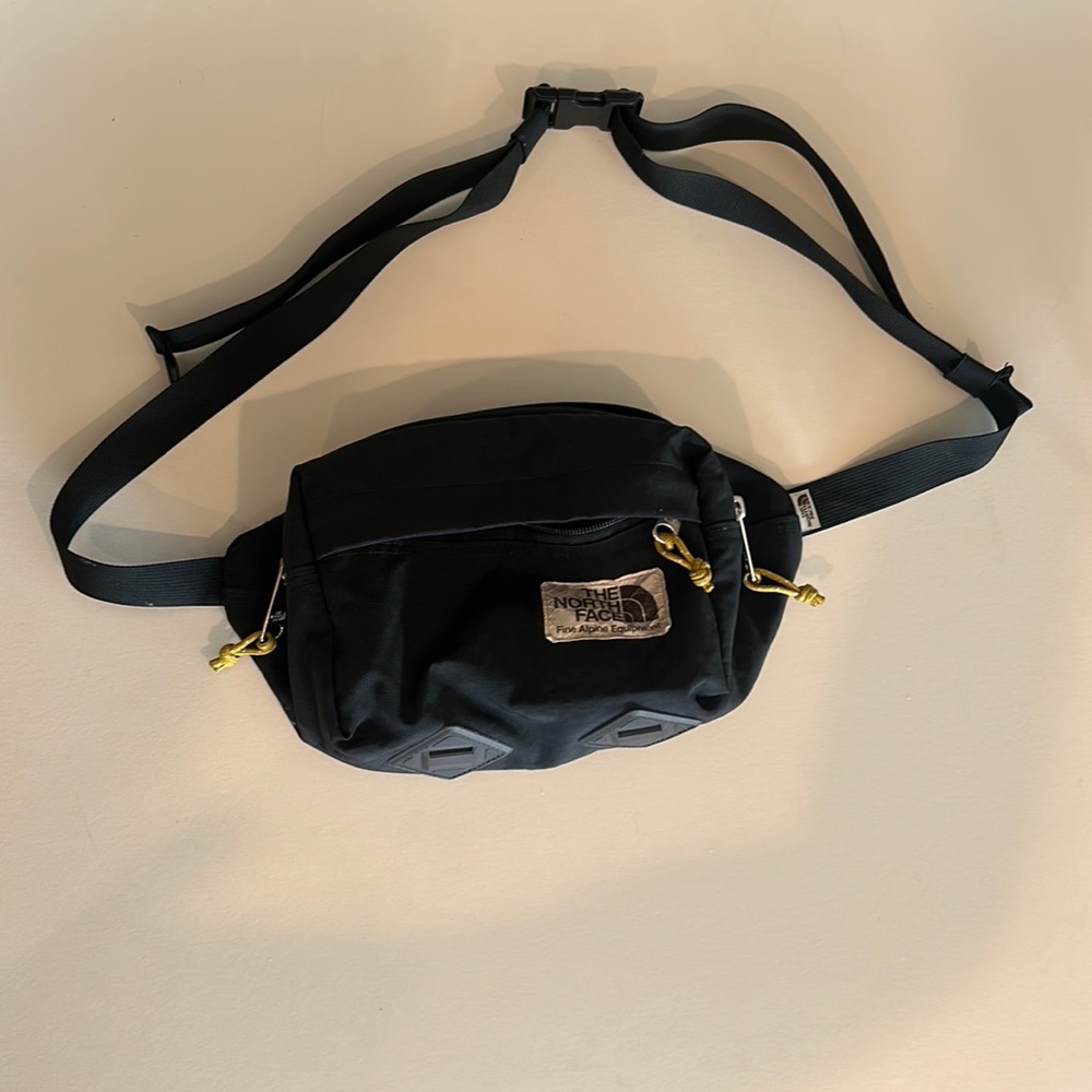 The North Face Crossbody//Fanny Pack in black